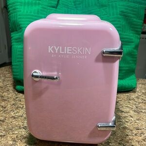 NEW KYLIESKIN MINI FRIDGE REFRIGERATOR SKINCAREE PINK NWOB
